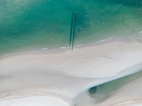蓝色大海白色沙滩海岸风光摄影图片